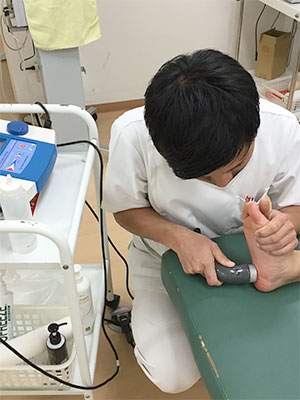 踵の痛み(踵骨棘)の施術風景